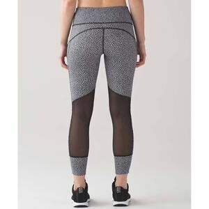Lululemon Hit It 7/8 Tight Leggings in Frozen Fizz White Black / Black Size 6